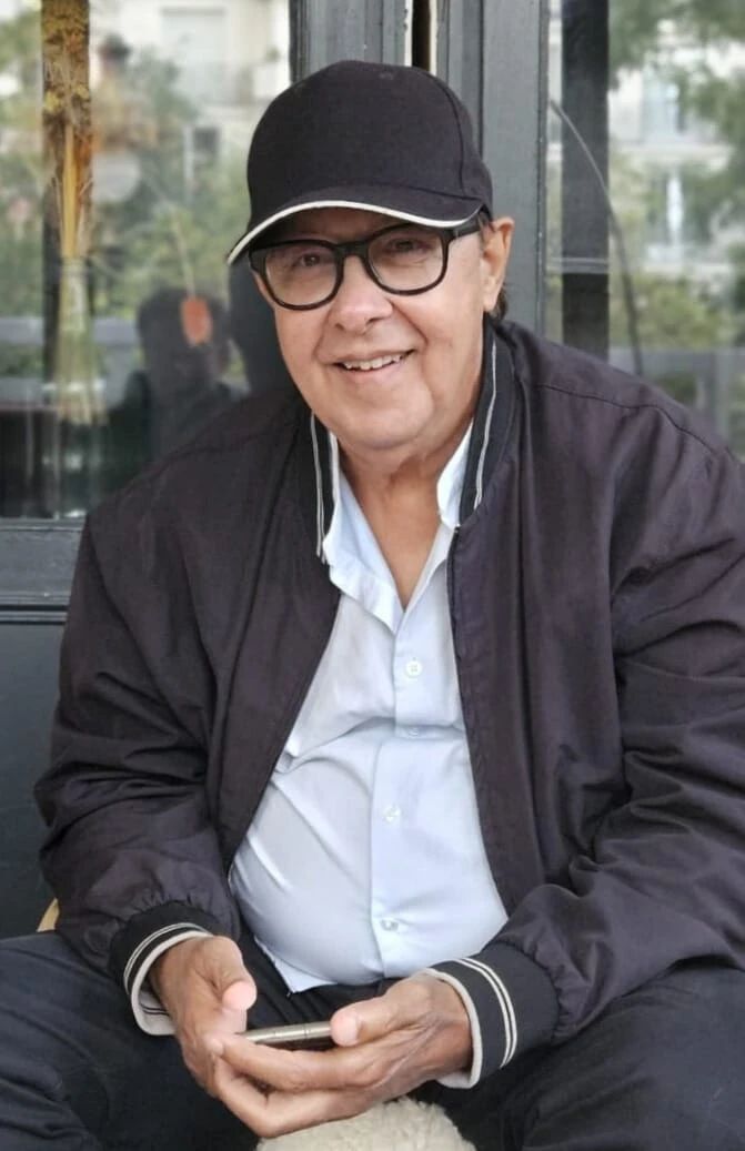 Portrait du Dr Abderrazak Moussaid, souriant, en casquette et blouson noirs.